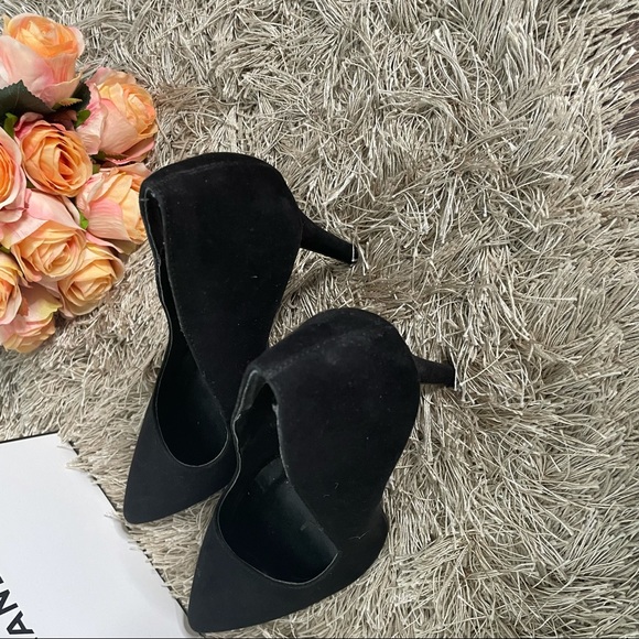 Pointy toe black suede pumps size 10 - Picture 3 of 3